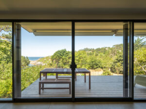 Tendências em Caixilharias de Alumínio para 2025: Minimalismo, Amplas Áreas Vidradas e Cores Escuras